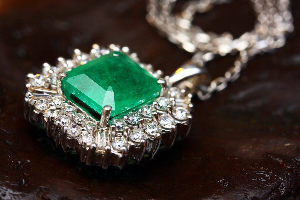 Collier avec émeraude